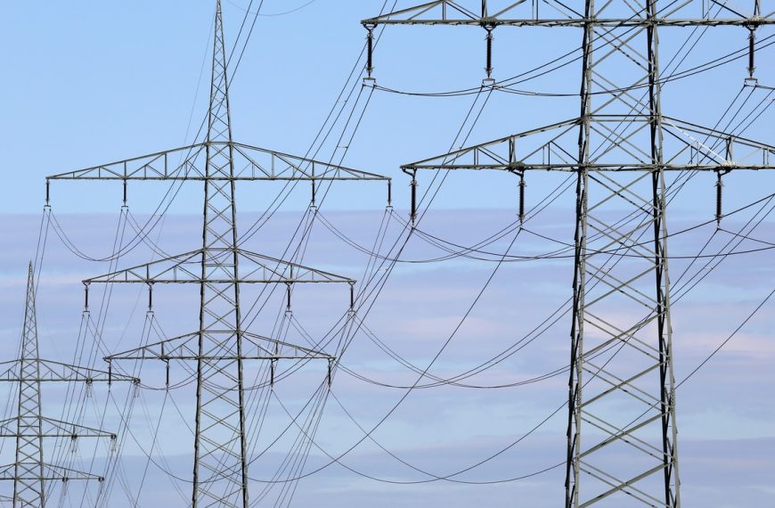 America’s Grid in the Crosshairs: AI, Aging Wires, and a Fossil Fuel Revival