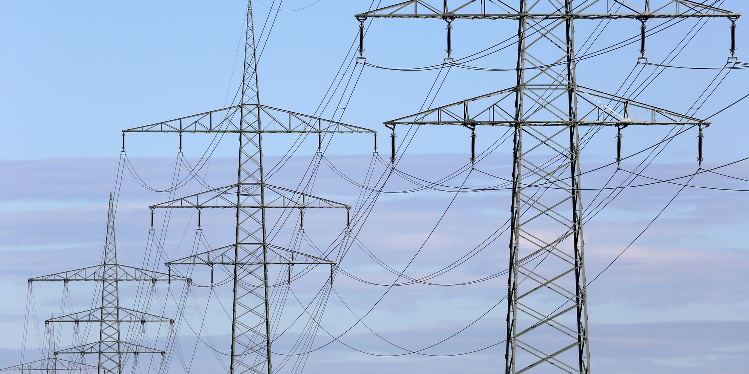 America’s Grid in the Crosshairs: AI, Aging Wires, and a Fossil Fuel Revival